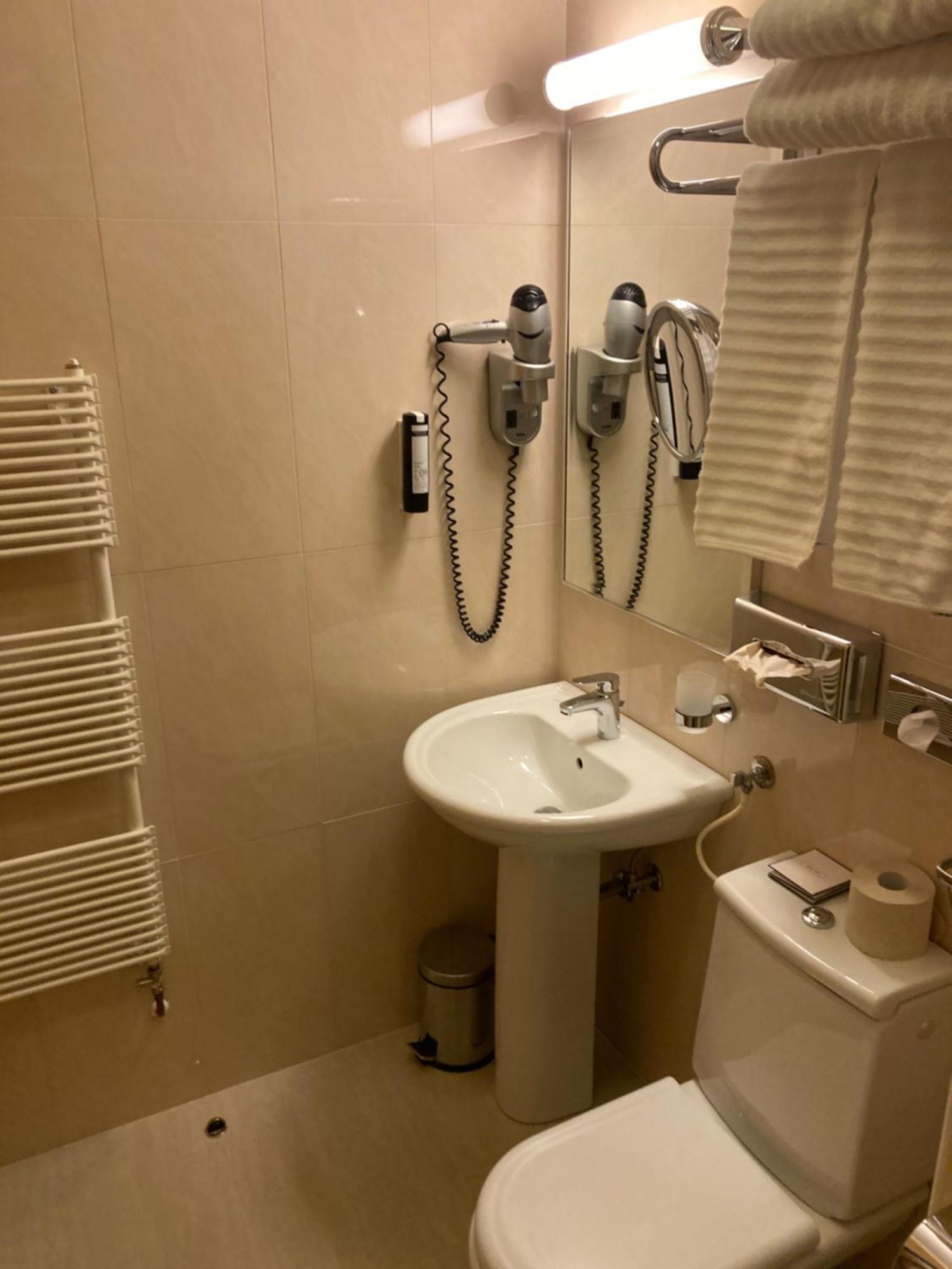 Small Double Room,1634402436:JPEG